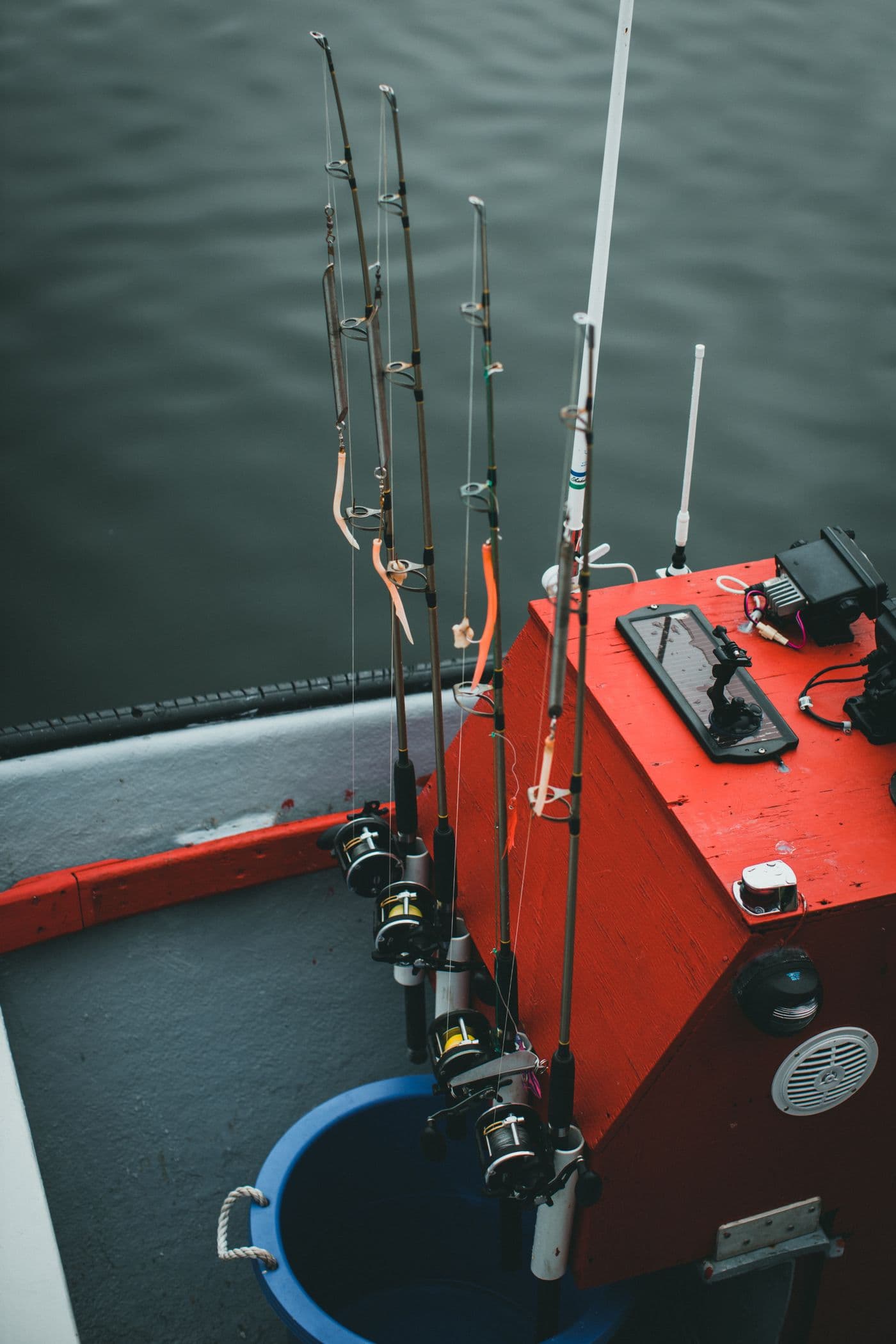 Cañas y reels listos a bordo de un bote de pesca